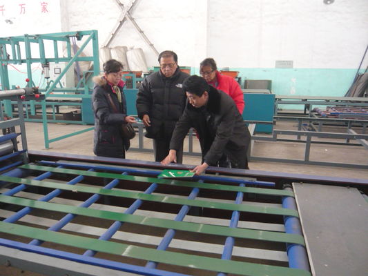 Dây chuyền sản xuất tấm panel sandwich điều khiển tần số máy tính Tự động hoàn toàn